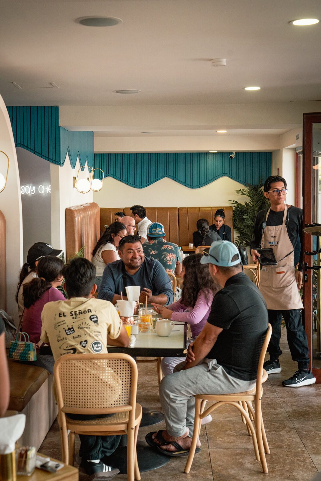 Comedor de Melt con clientes y personal